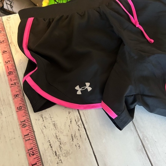 NWT ladies medium under Armour Fly By 2.0 Short pink and black - Picture 6 of 8